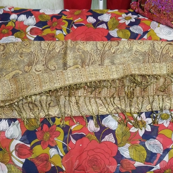 Beautiful Tapestry Wrap Scarf - Picture 2 of 5